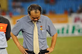 "Bầu" Đức và hai lần cúi đầu chết lặng...