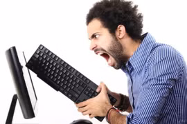 Điên tiết với máy tính, người dùng… xả súng tới tấp