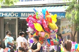 Nguy hiểm tiềm ẩn khi trẻ chơi bóng bay khí