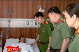 Thăm hỏi chiến sỹ bị thương trong khi làm nhiệm vụ