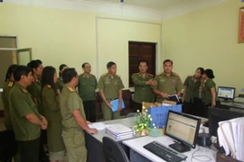 Đoàn cán bộ Bộ An ninh Lào tham quan công tác hồ sơ lưu trữ tại Lạng Sơn