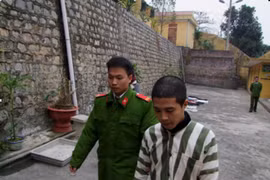 Rượu say, dùng dao đập vỡ kính ôtô hàng xóm