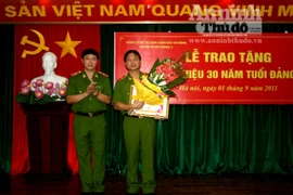 Trao Huy hiệu 30 năm tuổi Đảng cho đồng chí Nguyễn Quốc Tuấn