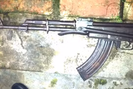 Hù dọa người khác bằng súng quân dụng