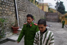 Rượu say, dùng dao đập vỡ kính ôtô hàng xóm