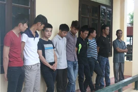 Bắt quả tang 2 cán bộ công chức đánh bạc