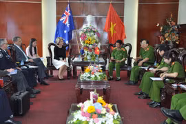 Ngoại trưởng Australia thăm Trung tâm phối hợp PCTP Việt Nam - Australia