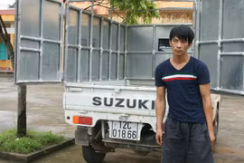 Xe chở gia cầm cố tình đâm vào xe Cảnh sát giao thông