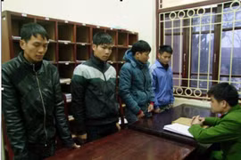 Lại côn đồ làng say rượu, đánh người ngày Tết