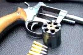 Nhặt được súng giữ lại để… phòng thân