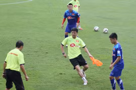 Học trò cho HLV Hữu Thắng "mướt mồ hôi" khi đá "bóng ma"