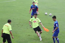 Học trò cho HLV Hữu Thắng "mướt mồ hôi" khi đá "bóng ma"