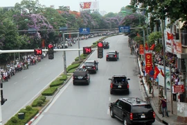 Đoàn xe dẫn Tổng thống Obama đi giữa "lẵng hoa của Hà Nội"