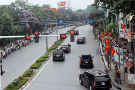 Đoàn xe dẫn Tổng thống Obama đi giữa "lẵng hoa của Hà Nội"