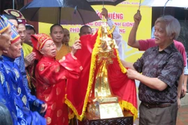 Xin lửa thiêng đúc 60 tượng vàng Đức Thánh Gióng