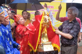 Xin lửa thiêng đúc 60 tượng vàng Đức Thánh Gióng