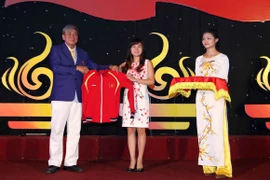 Động Lực tài trợ trang phục thi đấu cho Đoàn TTVN