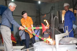  Cận cảnh lễ chập lửa đúc 60 tượng vàng Thánh Gióng