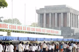 Dòng người nô nức thăm cụm Di tích lịch sử-văn hóa Ba Đình