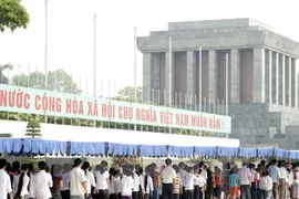 Dòng người nô nức thăm cụm Di tích lịch sử-văn hóa Ba Đình