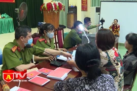 Những hi sinh thầm lặng của các nữ CAND trong cao điểm cấp căn cước công dân gắn chip