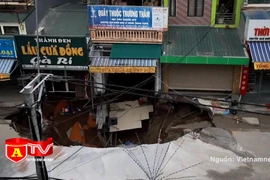 Di dời nhiều hộ dân xung quanh hố tử thần