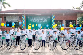 "3 Miền" mang Tết ấm tình Việt tới bản xa