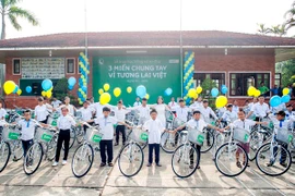 "3 Miền" mang Tết ấm tình Việt tới bản xa