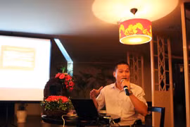 Cùng lý giải hiện tượng tranh nhau trèo rào vào công viên nước hồ Tây