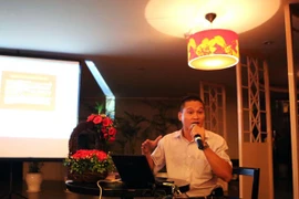 Cùng lý giải hiện tượng tranh nhau trèo rào vào công viên nước hồ Tây