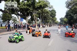 Dàn ô tô điện đồ chơi "tấn công" phố đi bộ khiến nhiều người bức xúc