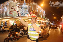 Hà Nội: CSGT "gồng mình" phân luồng giao thông đêm Noel