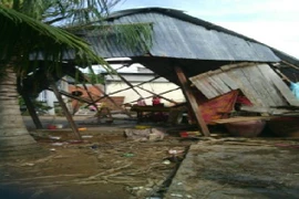 Lốc xoáy mạnh làm sập và tốc mái hàng chục nhà dân