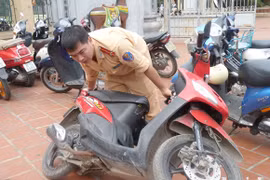 Người dân mừng vì “sang tên, đổi chủ” đã hết nhiêu khê