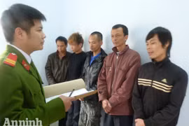 Bắt nhóm đánh bạc công khai giữa sân đình