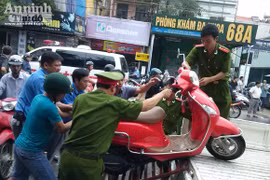 Giúp người dân qua đoạn đường ngập úng