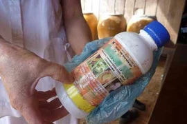 Mâu thuẫn gia đình, bố ép 3 con nhỏ cùng uống thuốc trừ sâu