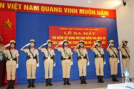 Trang bị mũ bảo hiểm mùa hè mới cho CSGT