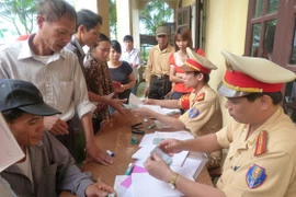 Người dân phấn khởi được sang tên đổi chủ phương tiện ngay tại xã