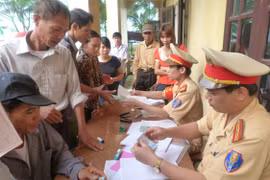 Người dân phấn khởi được sang tên đổi chủ phương tiện ngay tại xã