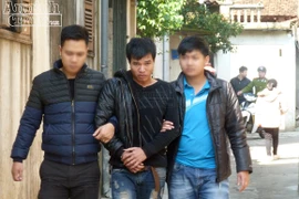 Lái buôn “hàng đá” chuyên tiếp khách trong hẻm