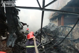 Cháy lớn thiêu rụi cả xưởng sơn ở Từ Liêm