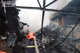 Cháy lớn thiêu rụi cả xưởng sơn ở Từ Liêm