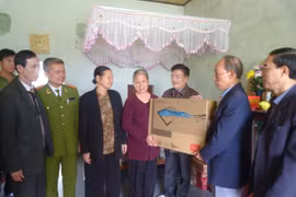 Thăm hỏi, tặng quà Tết gia đình liệt sỹ công an hy sinh do bom B52