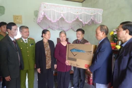 Thăm hỏi, tặng quà Tết gia đình liệt sỹ công an hy sinh do bom B52