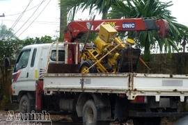 Cẩu trộm cả một chiếc máy phát điện to cồng kềnh