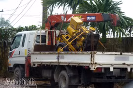 Cẩu trộm cả một chiếc máy phát điện to cồng kềnh