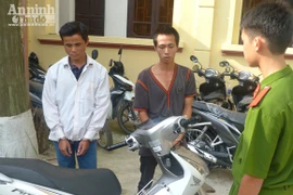 Xin đi nhờ xe rồi dí dao chọc tiết lợn vào cổ cô gái trẻ để cướp