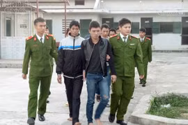 Côn đồ kéo đến nhà, cụ già ôm di ảnh con trai ra đường kêu cứu