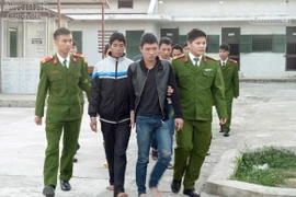 Côn đồ kéo đến nhà, cụ già ôm di ảnh con trai ra đường kêu cứu